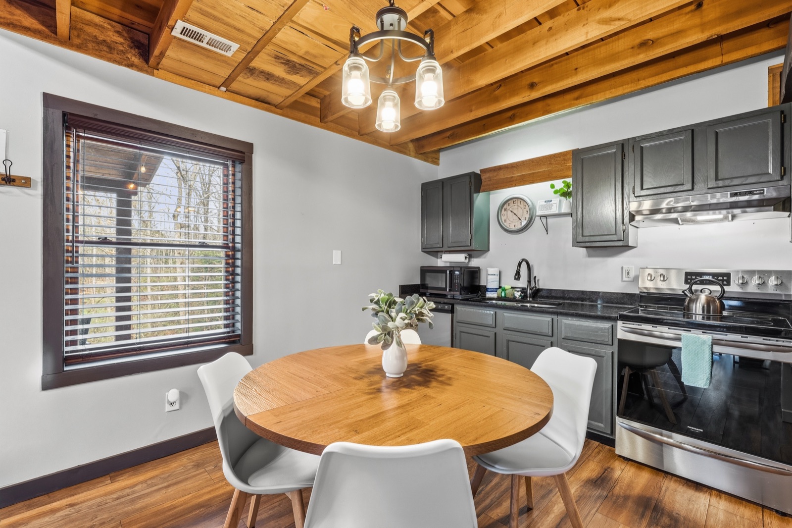Hideaway Hollow dining area