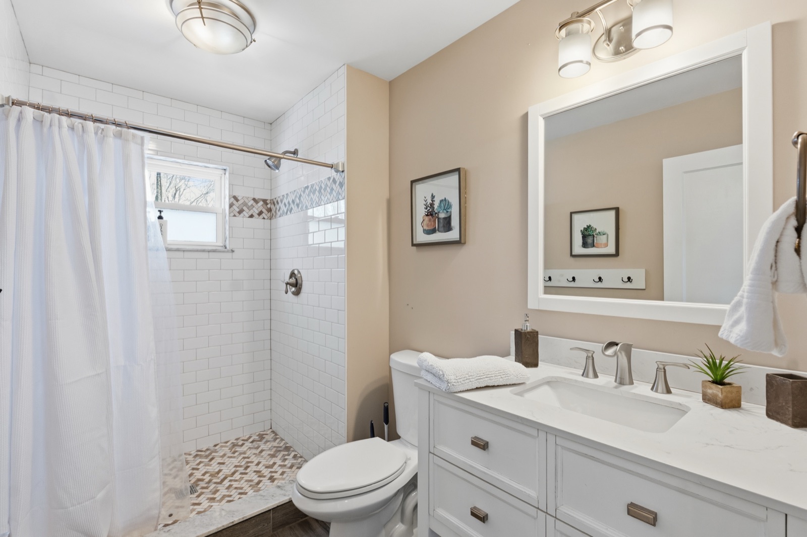 Sailing Skies Cottage bathroom