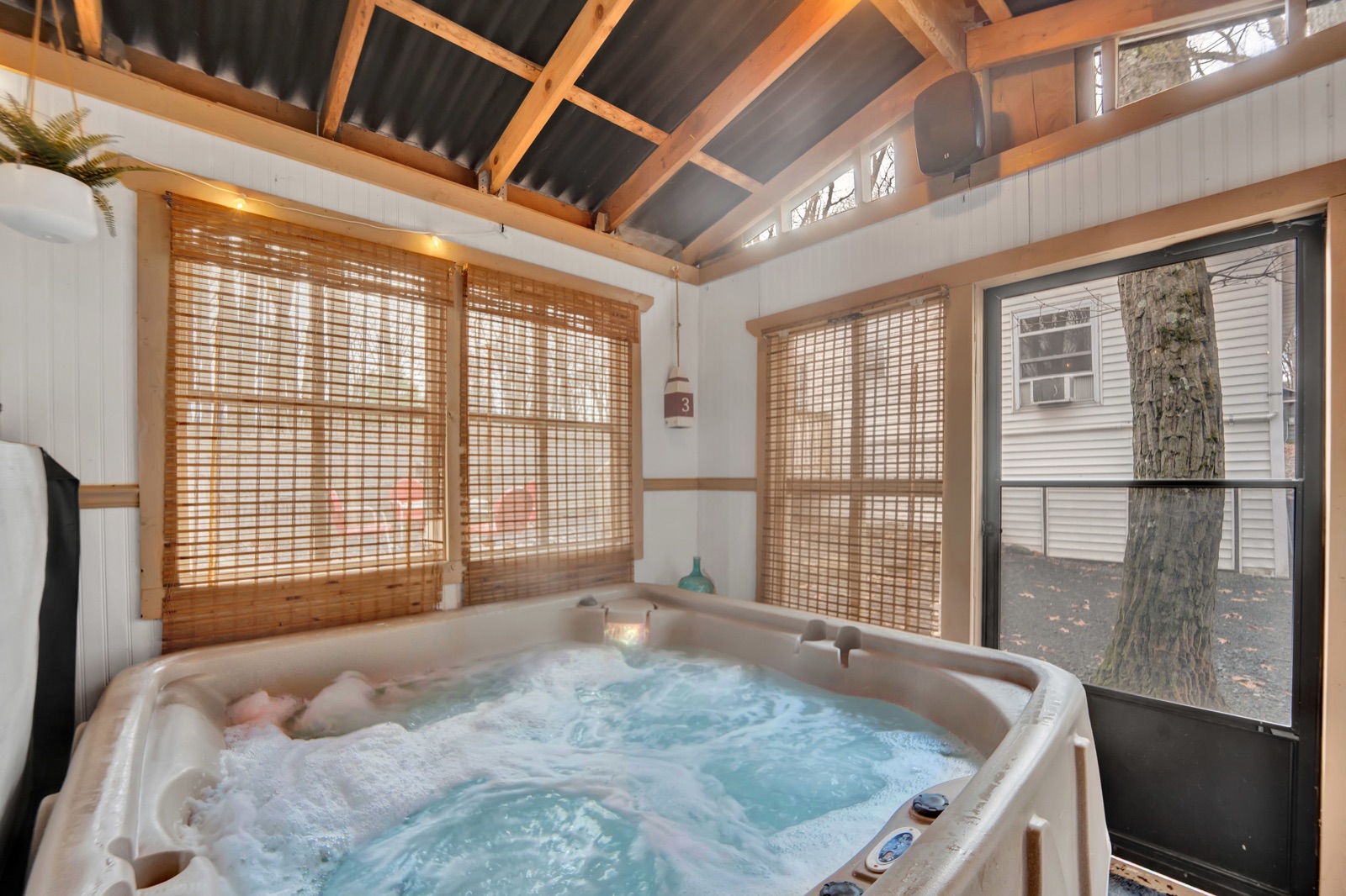 Sailing Skies Cottage hot tub