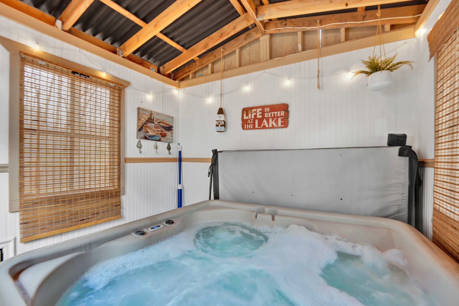 Sailing Skies Cottage private hot tub hut