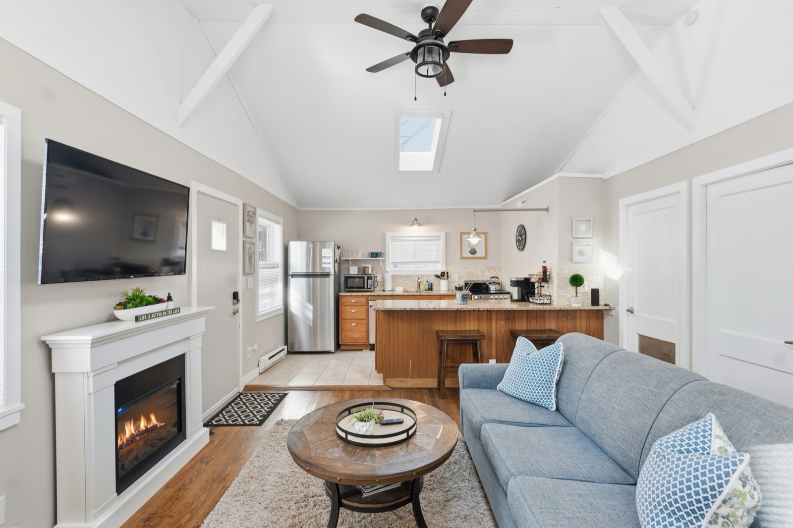 Sailing Skies Cottage living room and kitchen